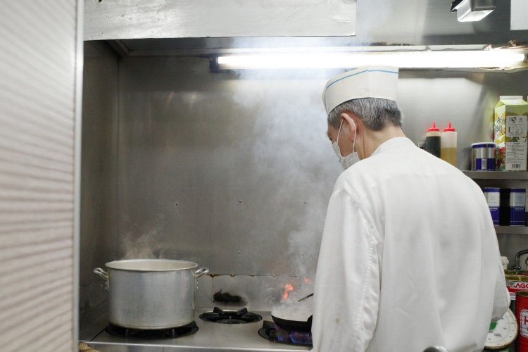 「顔写真はちょっと……」とのことで、背中から失礼します。