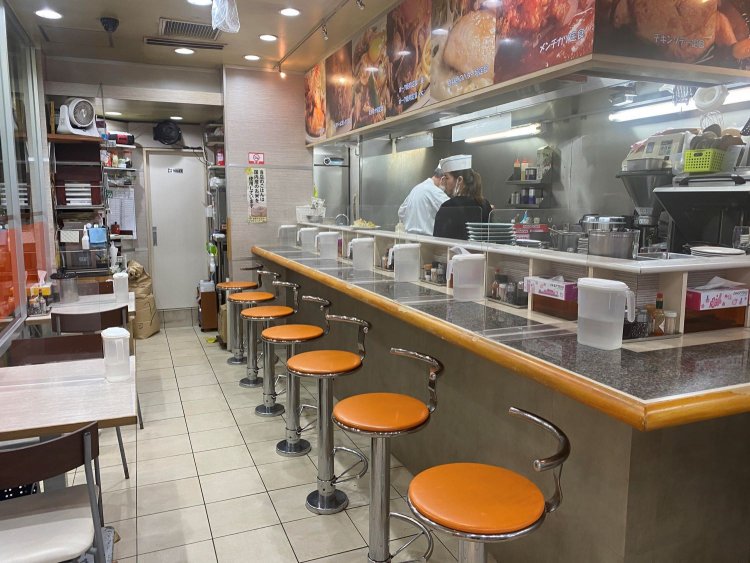 昭和の空気をまといながらも、明るい店内。「どなた様も気軽に入りやすいように」という『洋庖丁 池袋店』のオーナー青木悠華さんの思いが反映されている。(写真提供＝洋庖丁 池袋店)