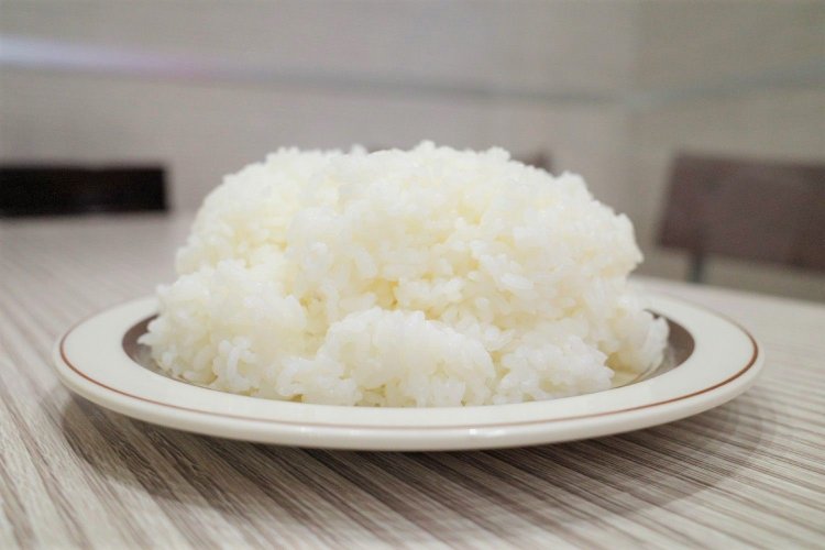 台地のように盛られるご飯。これが瞬時になくなっていく。