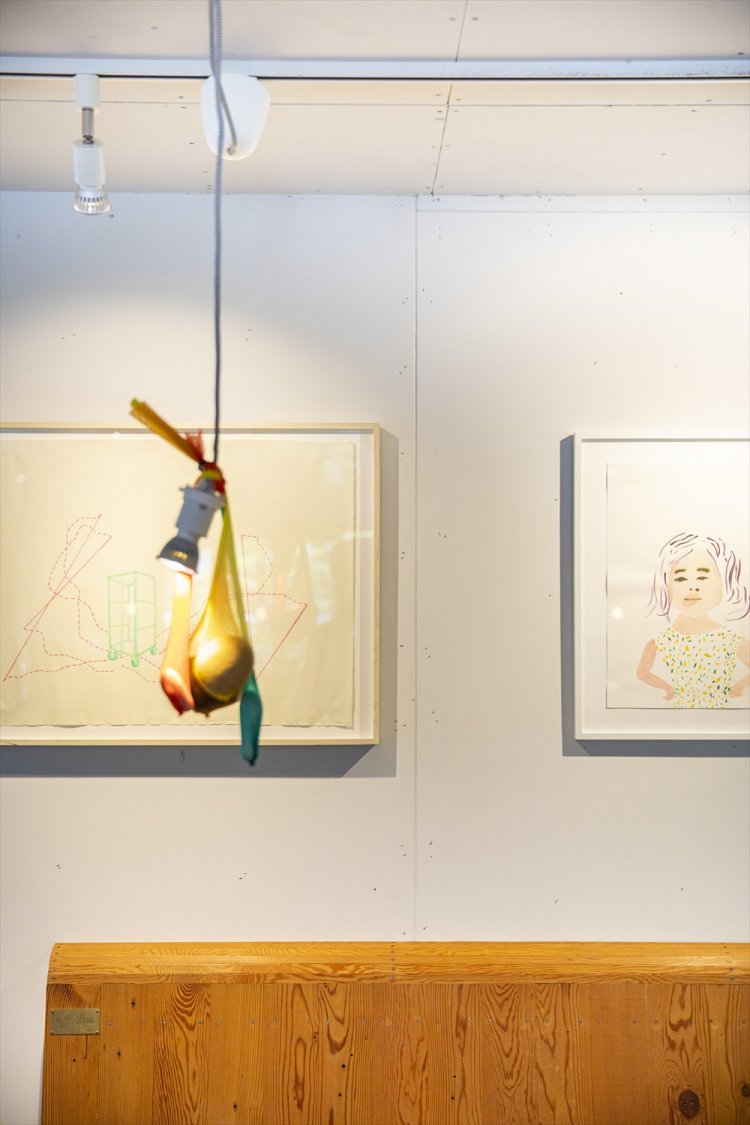 壁面ギャラリーの最新アートも見どころ。展示期間中のBGMにはアーティストが選曲したプレイリストが流れる。