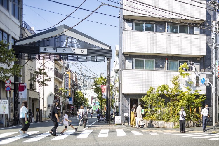 本門寺通り商店街の入り口にあり、植栽が目印。