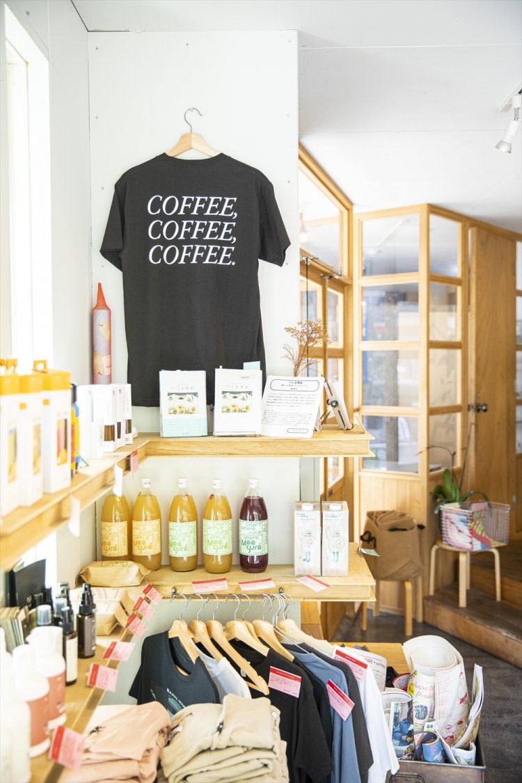 珈琲豆やTシャツなどオリジナルグッズ販売も。