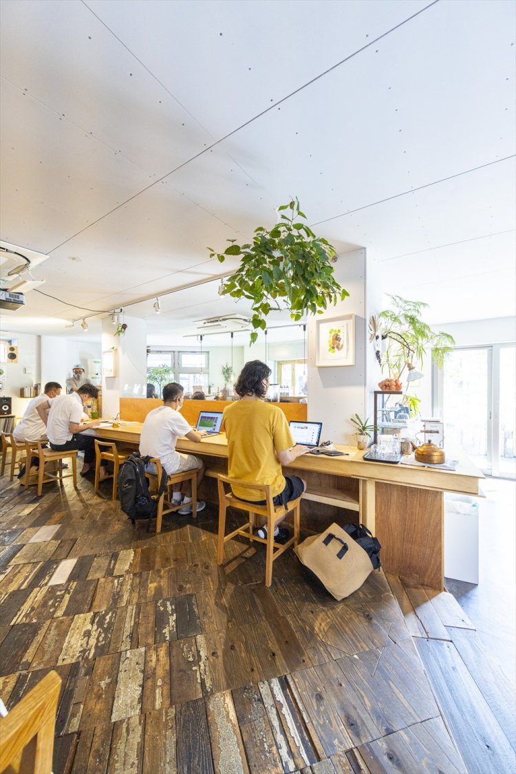 店内床には旧池上駅舎で使われていた古材「えきもく」も活用。