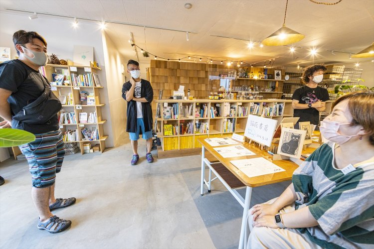 輪に加わったりまた別の輪に移ったり、自然と会話が拡散していく。