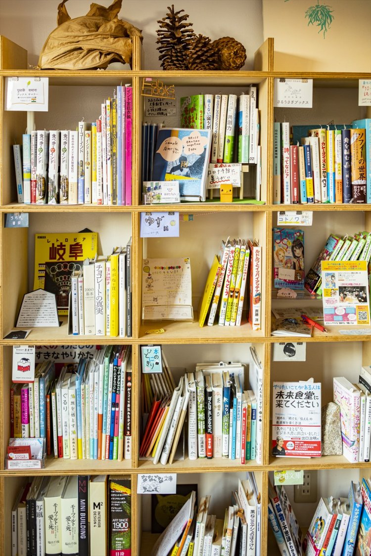 出店者は本の仕事をする人や本好き、アーティスト、お寺の住職など個性豊か。選書から店主を想像するのも楽しい。