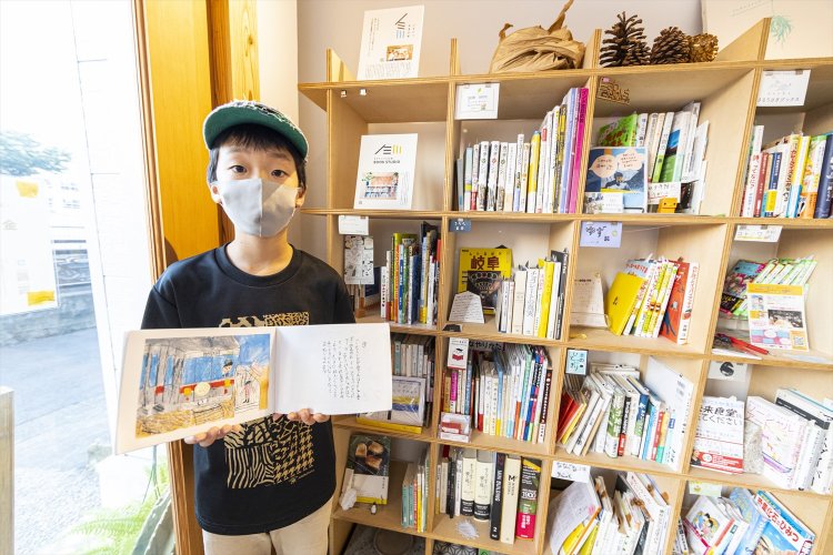 地元の小学生・佐瀬健太朗さんが1年生の時の自由研究をまとめた『かわる！いけがみ えき』は池上のベストセラーだ。