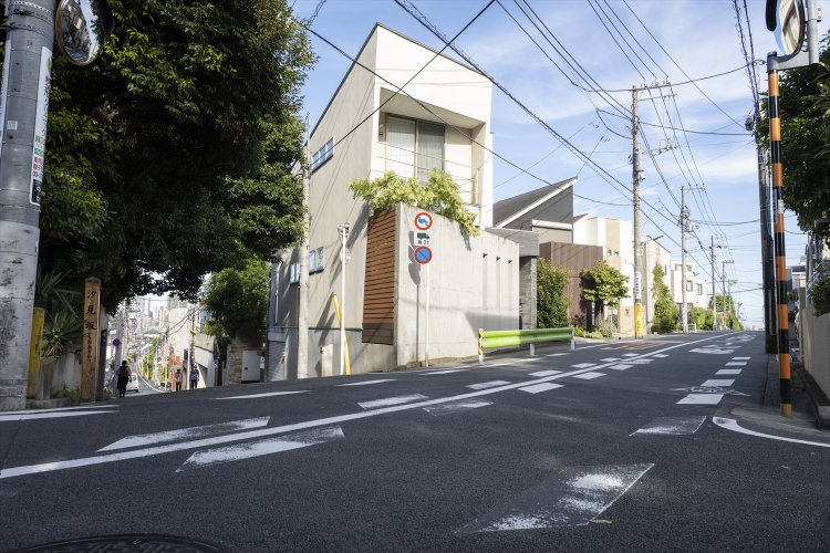 交差点で左右に下り坂が延びていく。まさに尾根道！