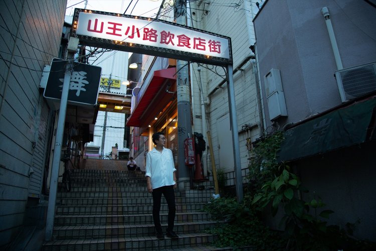 コロナ禍中、アーチだけが煌めいていた。この階段を下りれば心躍ったものだったが……。