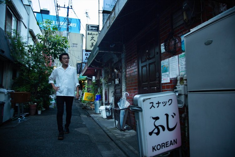 スナックを中心に約40軒の店が並ぶ路地を進む。知り合いの店も休んでいた。