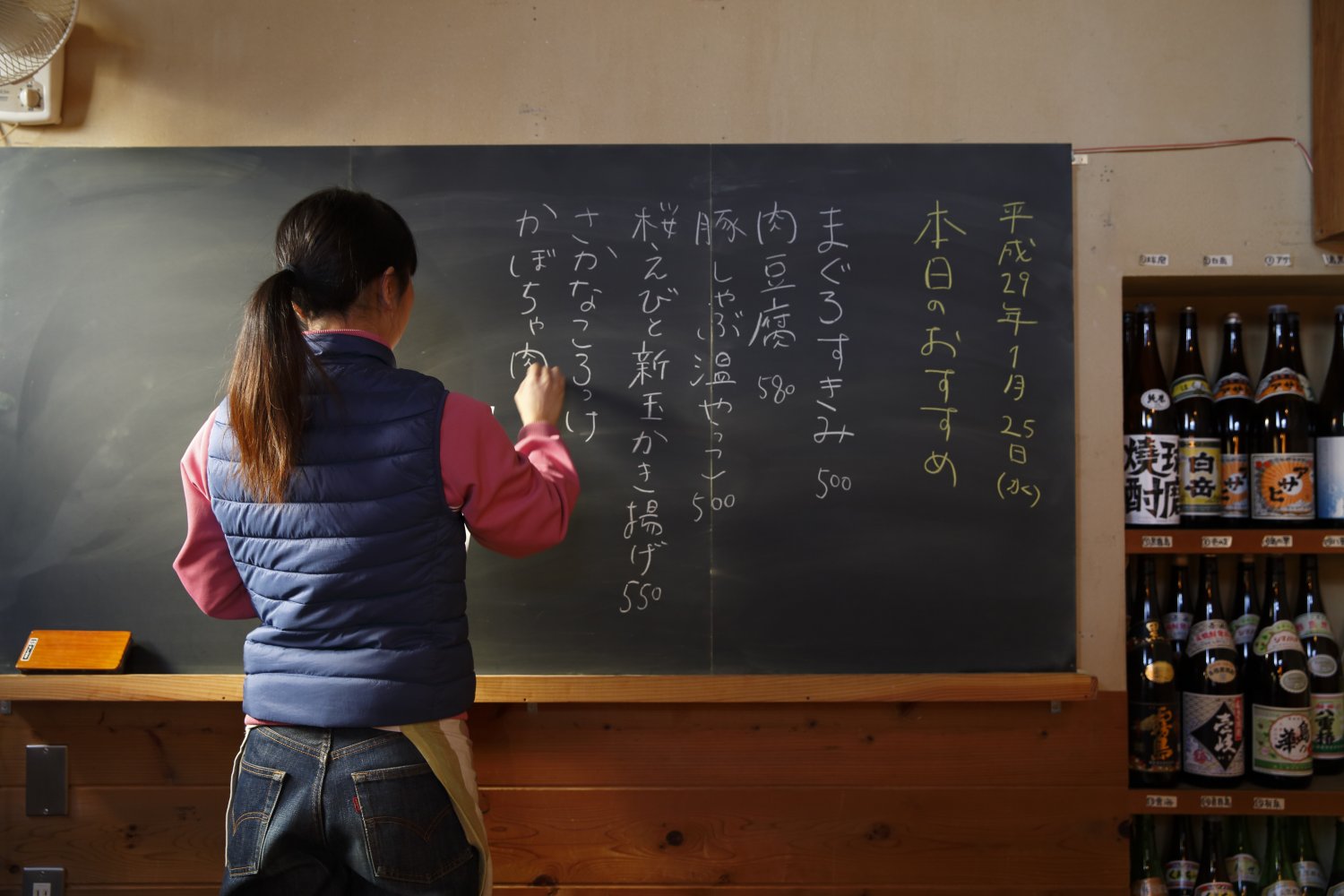 山本さんが黒板に日替わりメニューを毎日手書き。