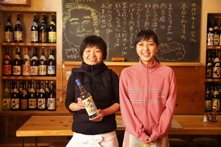 朗らかキャラの伊藤さん（左）と接客担当の山本美希さん。