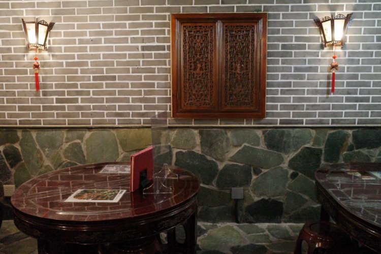 趣のあるレトロな空間。合計70人収容可能でゆとりがある。