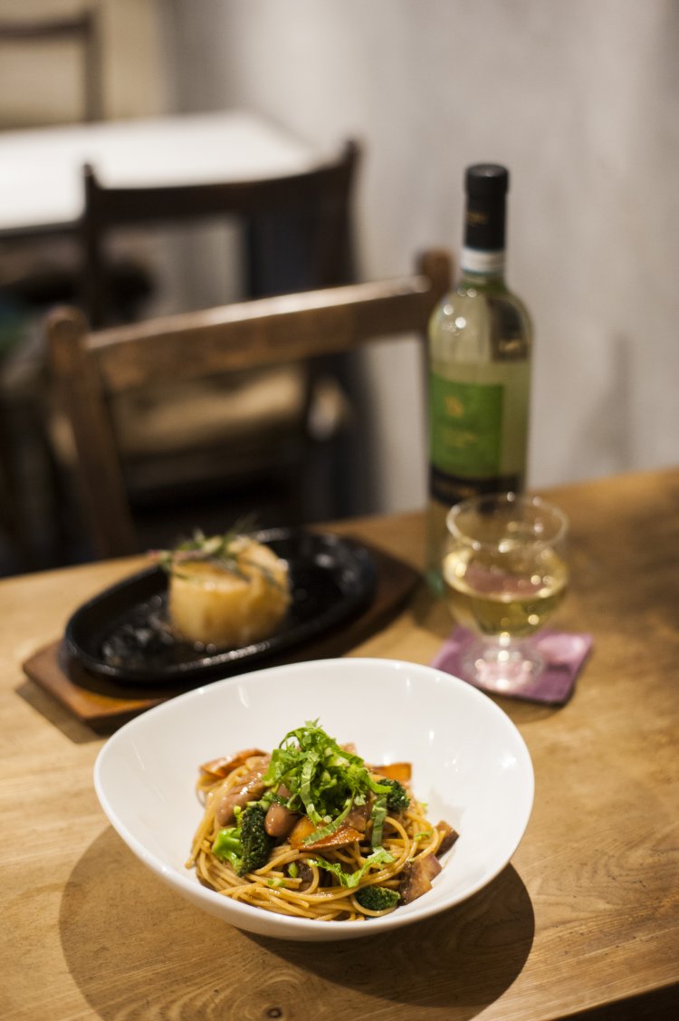 ソーセージと野菜のみそソースパスタ1250円、有機のボトルワイン2860円。