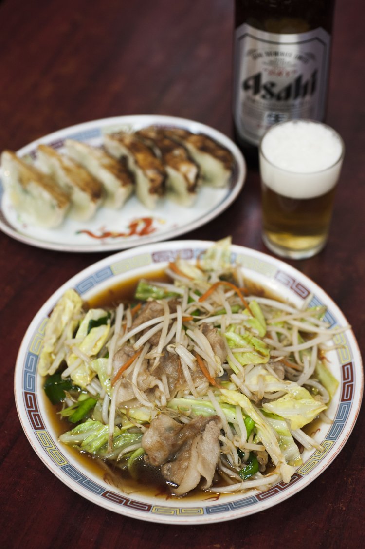 肉野菜炒め850円は、ライス付き1050円。餃子500円は持ち帰りも多し。