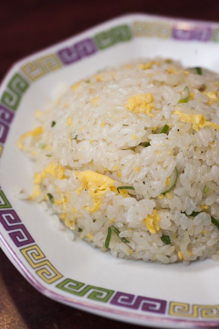 炒飯800円は、宝ソバとのセット950円で味わって。