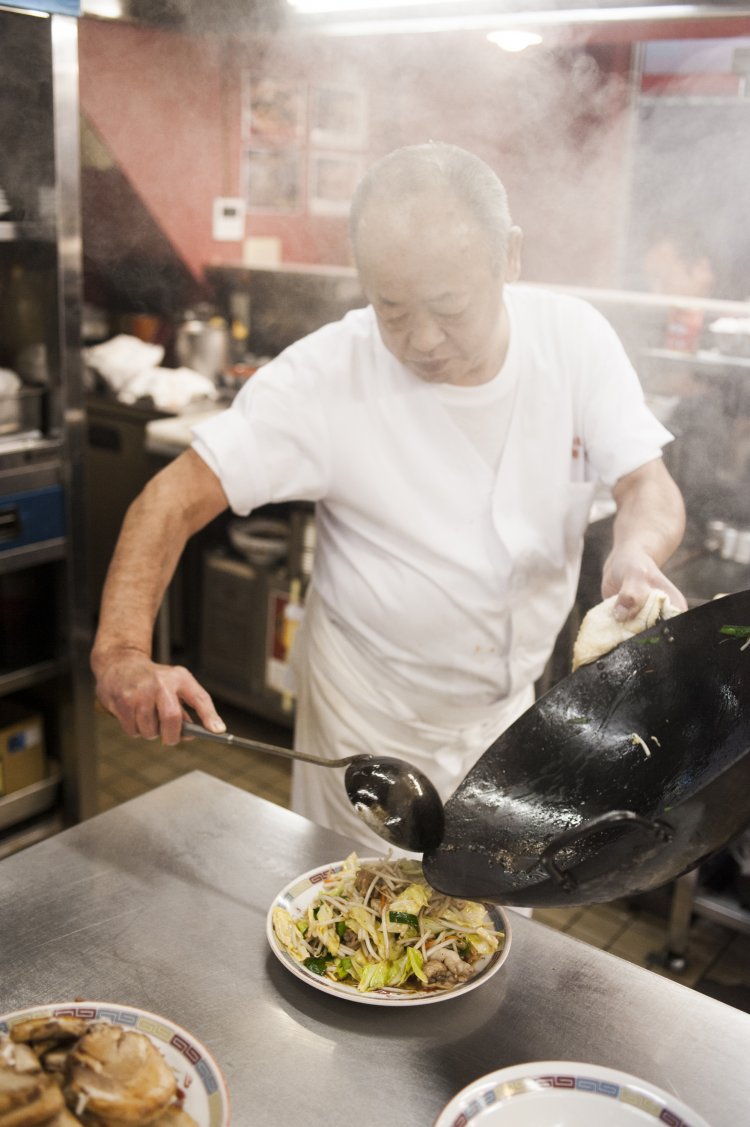 社長も現役で鍋を振る。