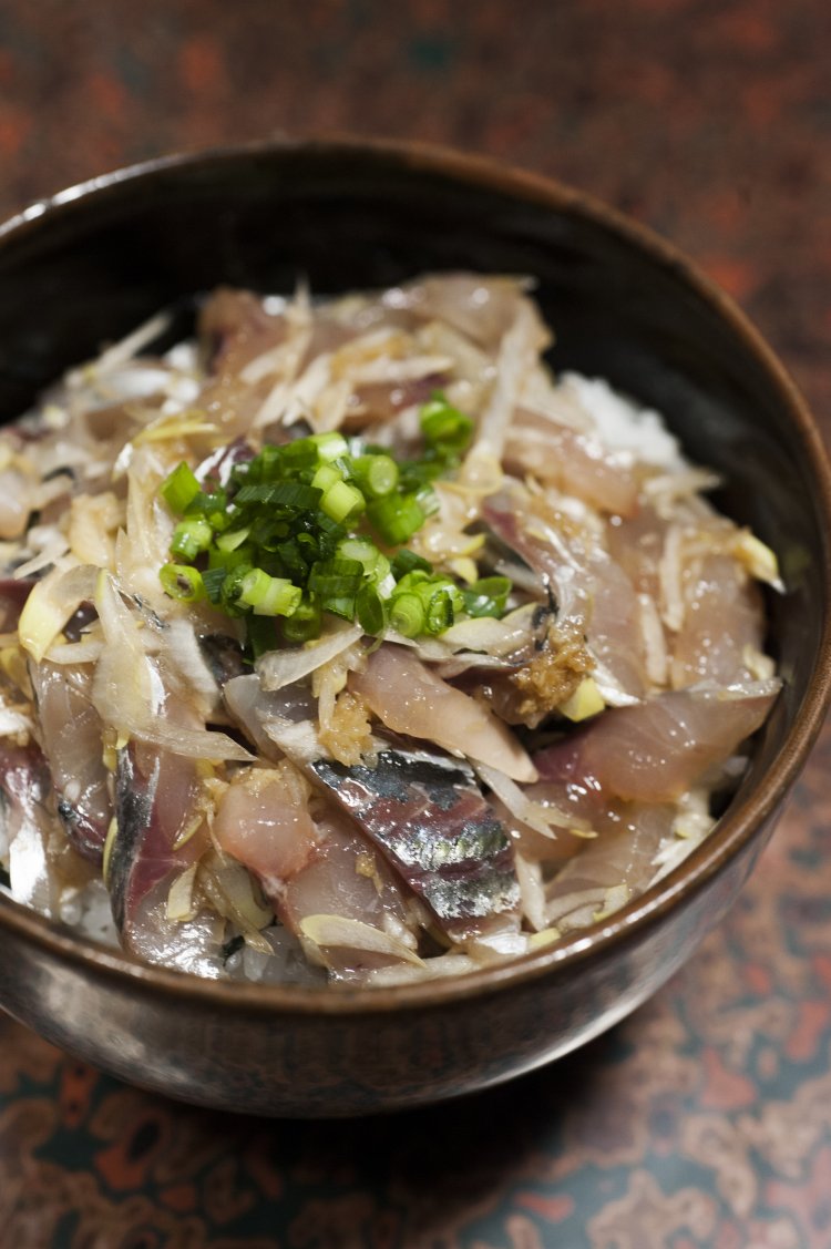 アジ丼940円。