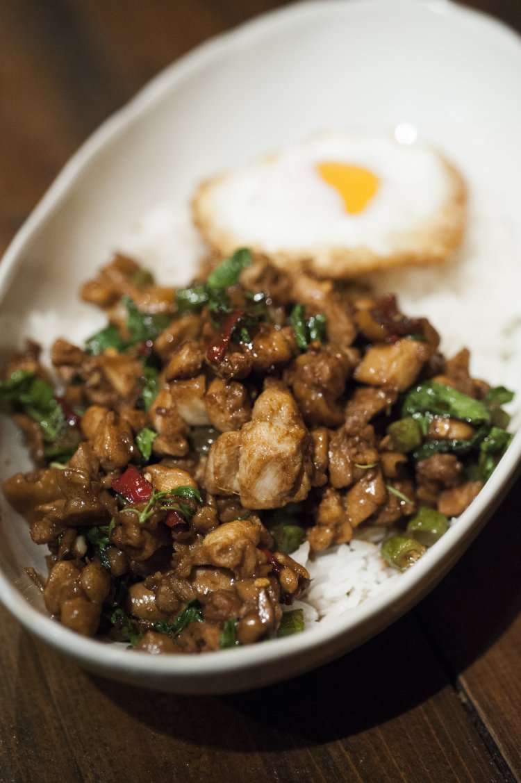 鶏のバジル炒めごはんのガパオは旨味と辛味がやみつきに。