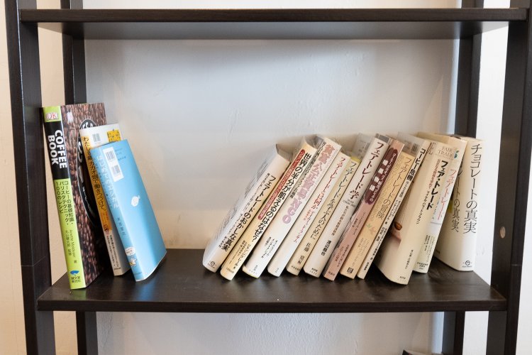 カフェスペースにはフェアトレードに関する書籍も。