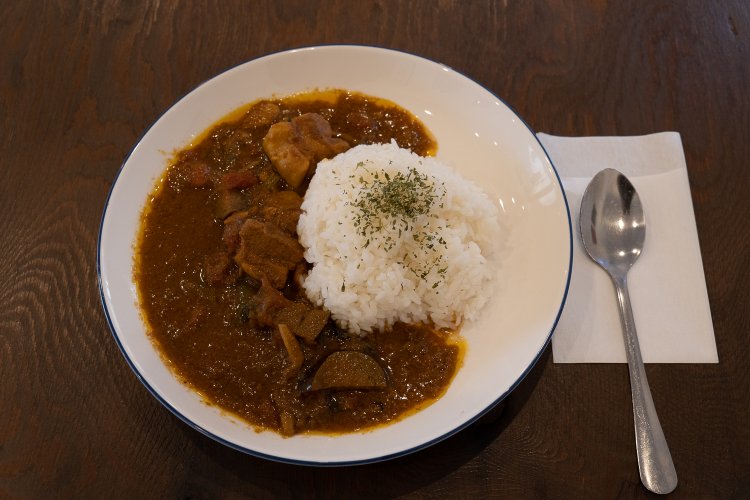 塊の豚バラがとろりとした食感も魅力の豚バラのカレーは680円。花椒が微かに香る。