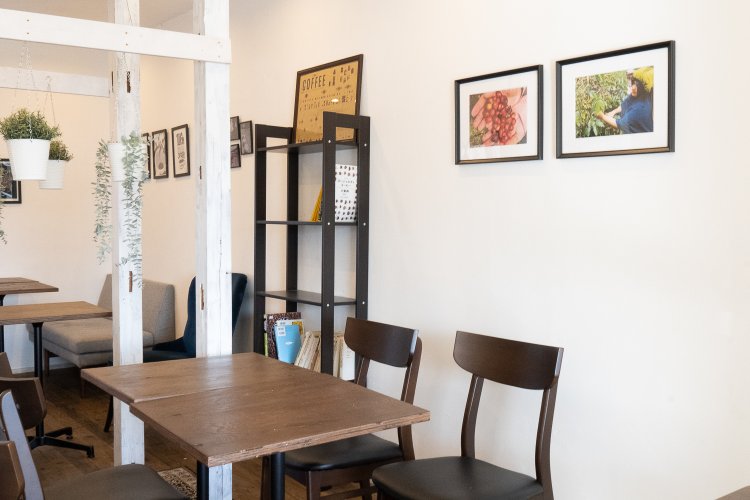 シンプルなインテリアだが明るくゆったりとした2階のカフェスペース。
