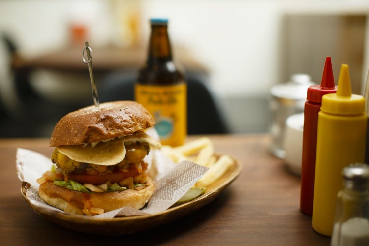 JACK BURGER1680円。志賀高原ペールエール880円とともに。