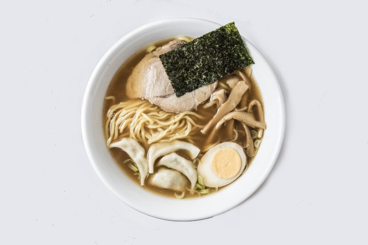 水餃子入りらーめん700円。ワンタン麺はよくあるが、餃子がラーメンに入っているのは珍しい。