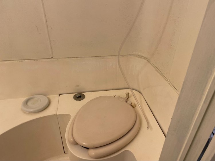 チューブを通じてトイレへ流す