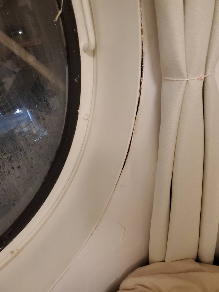 窓枠に沿って雨漏りするので、周りの壁がパリパリ剥がれてくる