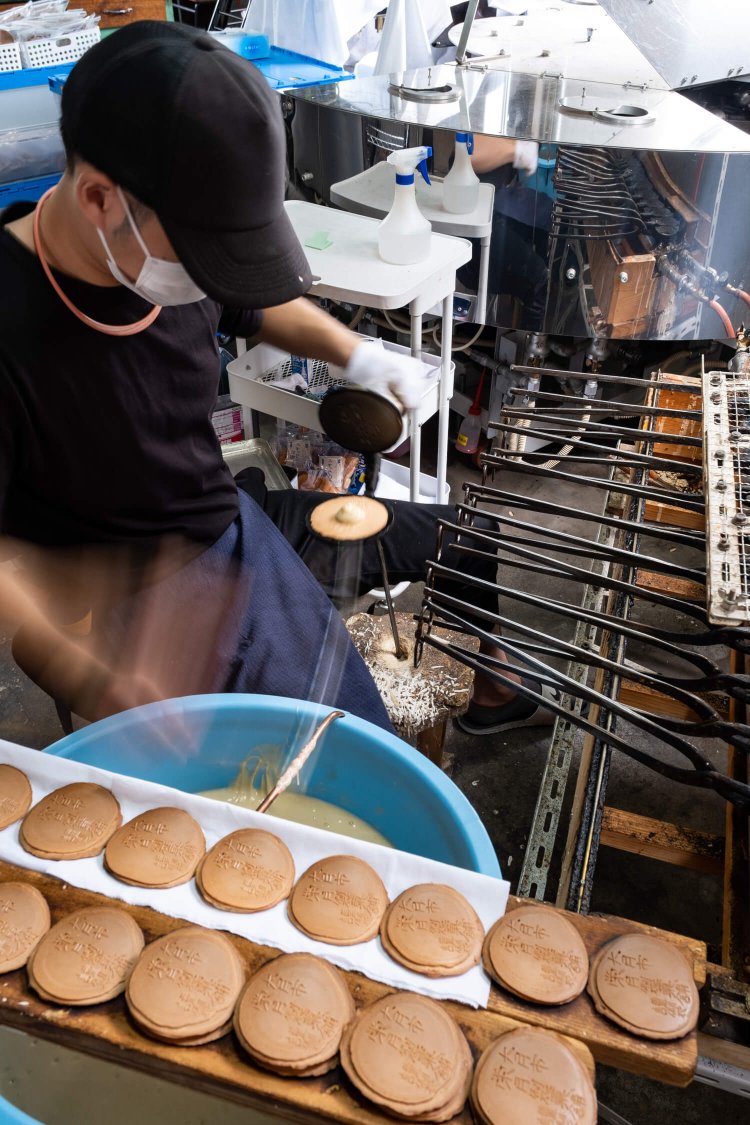 淡々と煎餅を焼く吉田紘規さん。