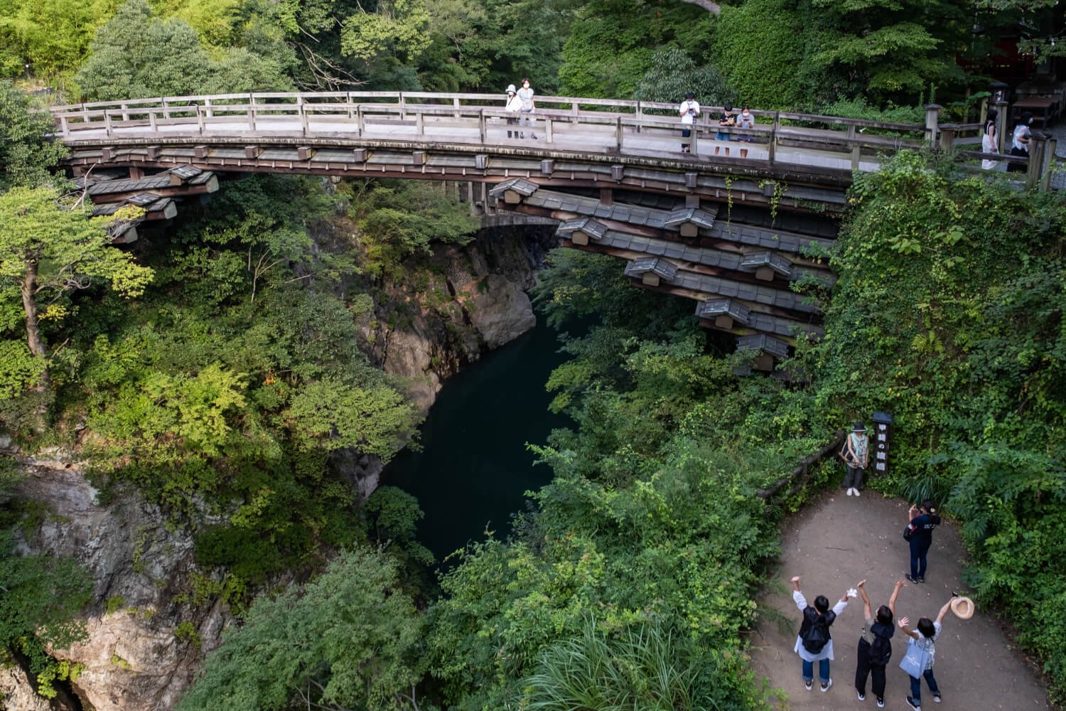 市内随一の知名度を誇り、観光客の姿も多い猿橋。
