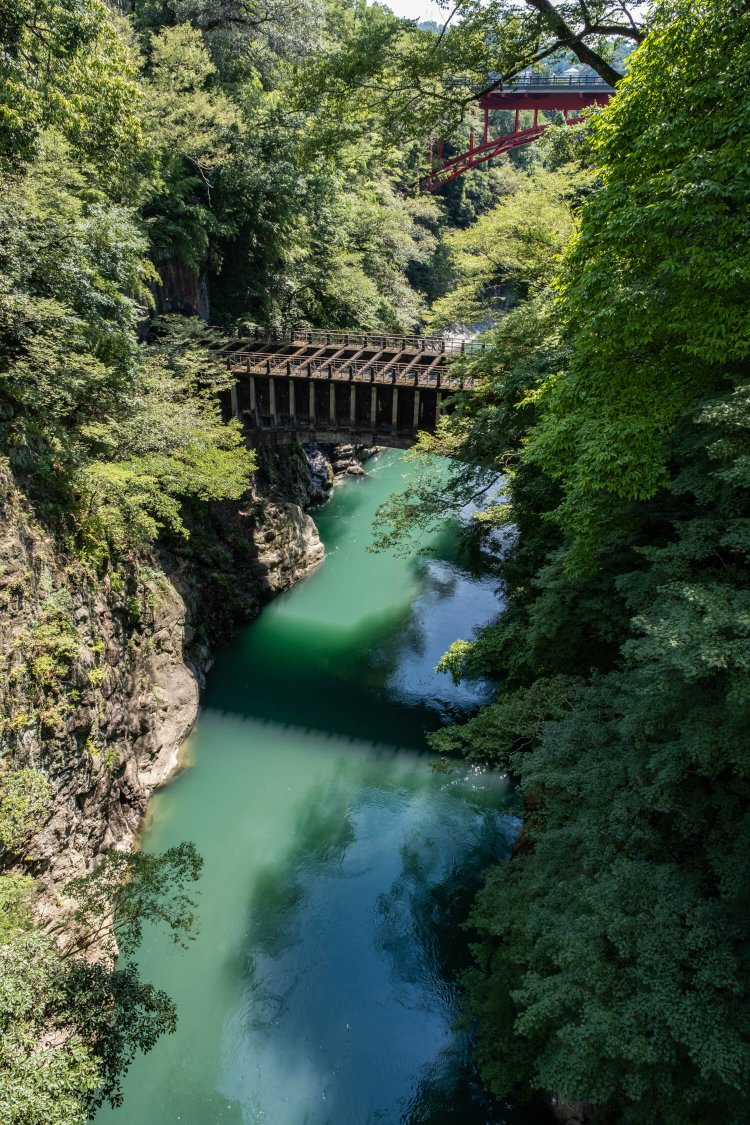 猿橋から見下ろした八ツ沢発電所施設第1号水路橋と渓谷美も一見の価値がある。