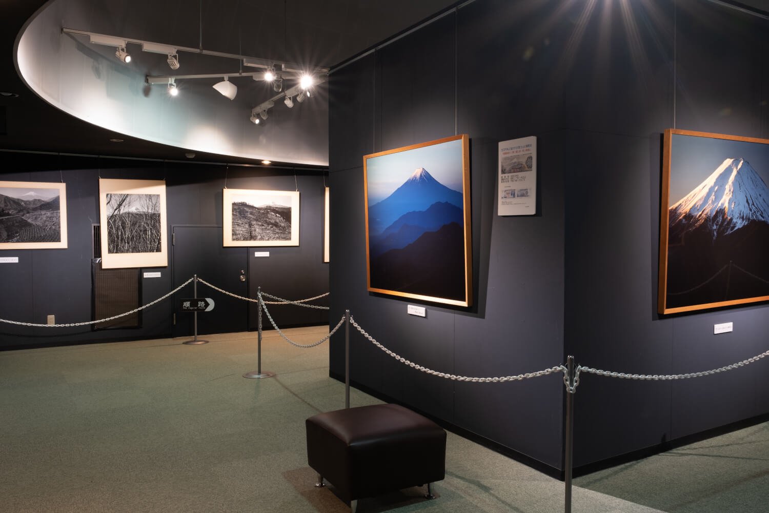 1階では大月市出身の山岳写真家・白簱史朗が遺した富士山の写真を中心に展示。