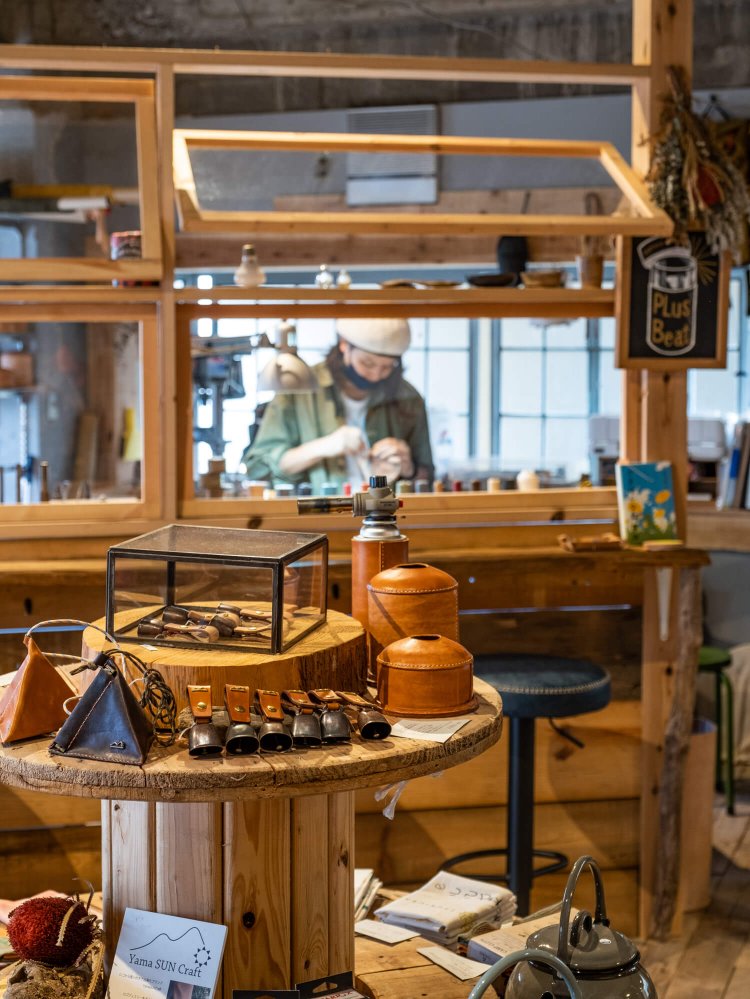 工房を併設したショップでは革製品のほかセレクトした雑貨も販売。