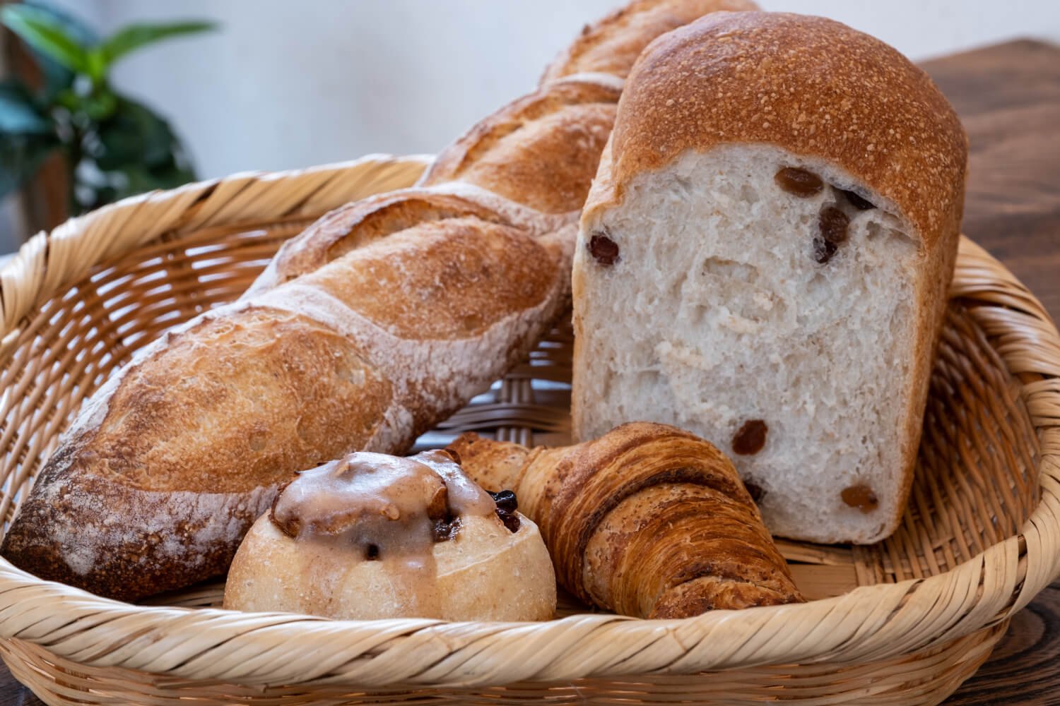 パンは北海道産小麦粉にオーガニック材料を使用。