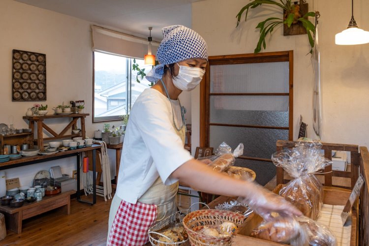 「酵母の声を聞いてパンを焼き上げています」と語る店主の上條志圃さん。