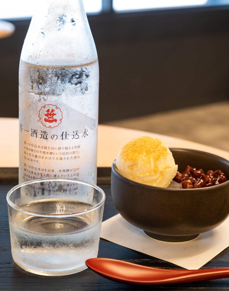 笹一吟醸クリームあんみつ 950円（写真）など、併設カフェでは酒粕や甘酒を採り入れた甘味メニューを提供。