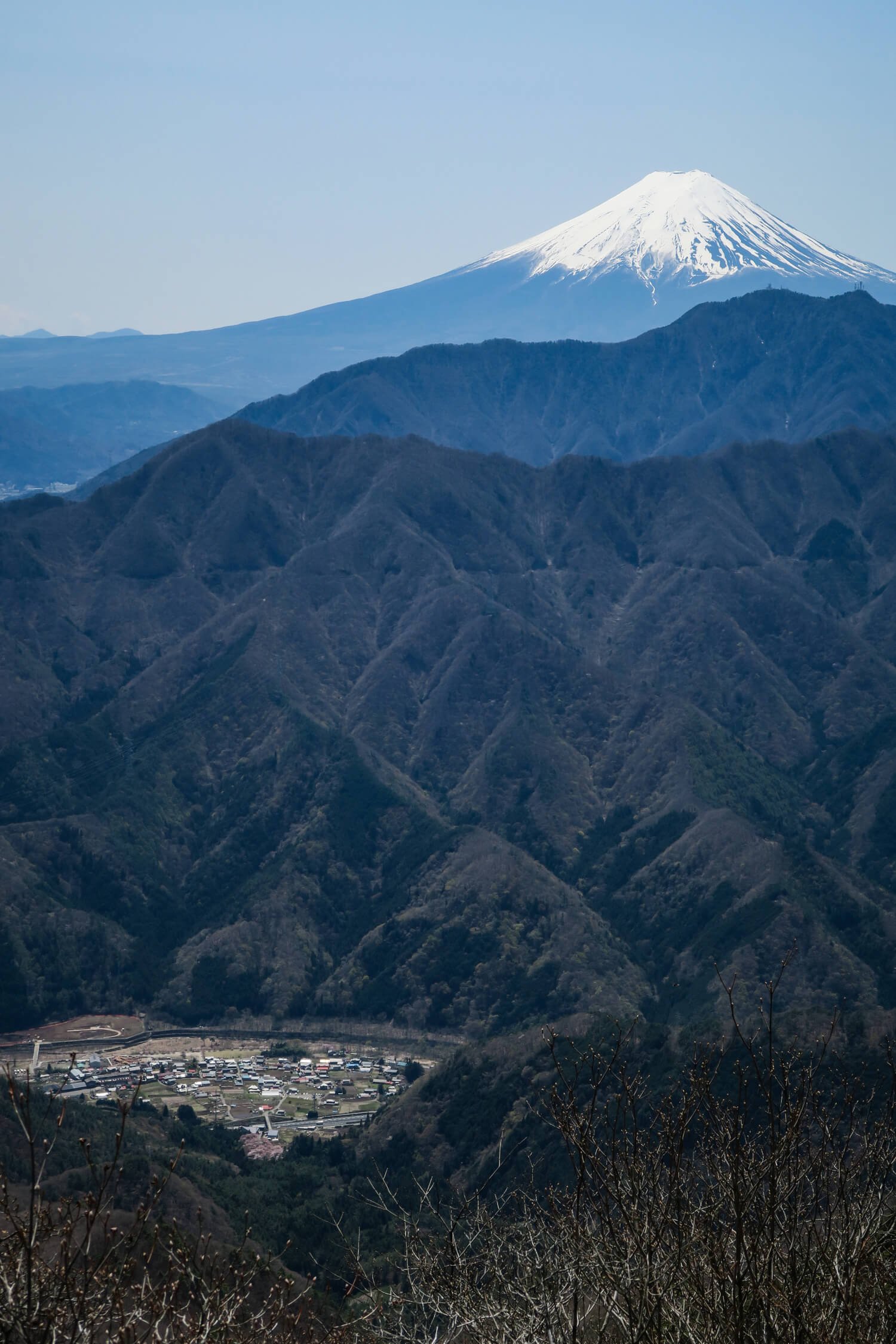 滝子山から三ツ峠越しに富士を望む。