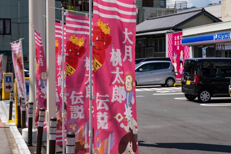 店舗の内外とも桃太郎ずくめで、地元では親しみを込めて「モモタローソン」の愛称で呼ばれるローソン大月一丁目店。