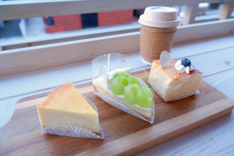 （左から）NYチーズケーキ496円、シャインマスカットのプレミアムタルト604円、たまごのスフレフロマージュ486円。