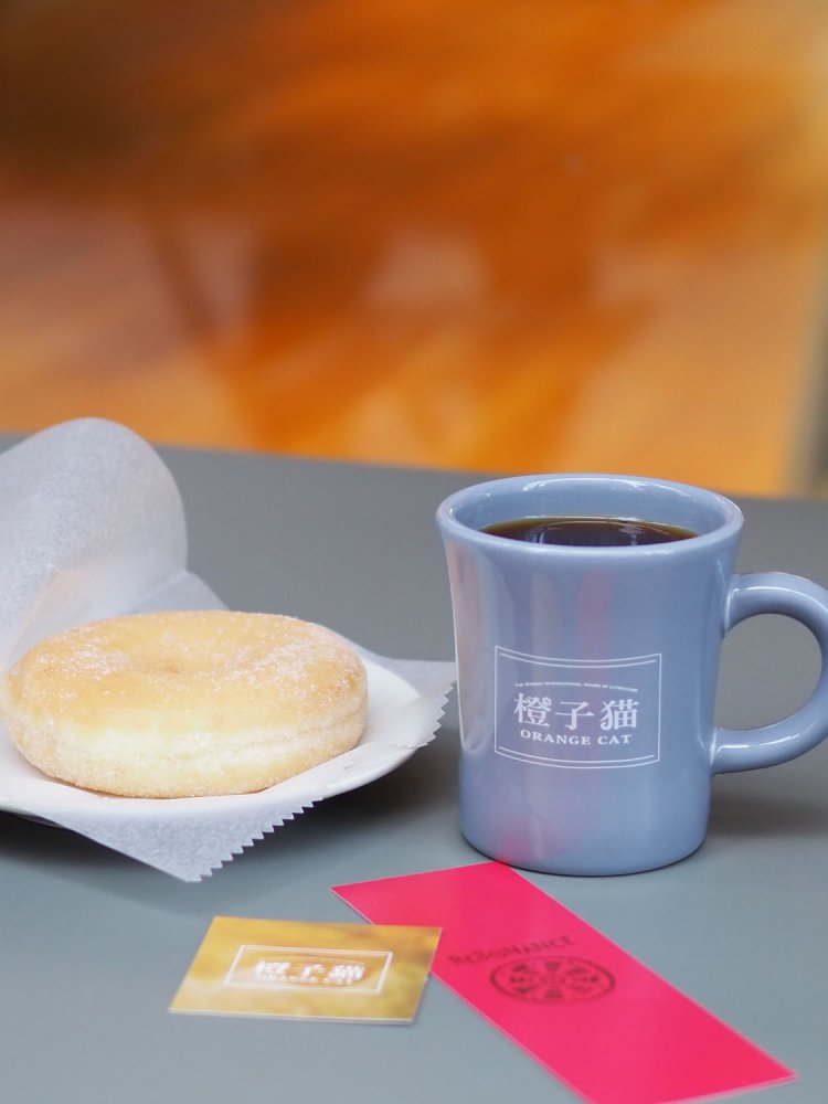 「橙子猫-Orange Cat-」のハンドドリップコーヒー 500円にシュガードーナツ300円。店名はかつて氏が経営していたジャズ喫茶「Peter Cat」へのオマージュ。