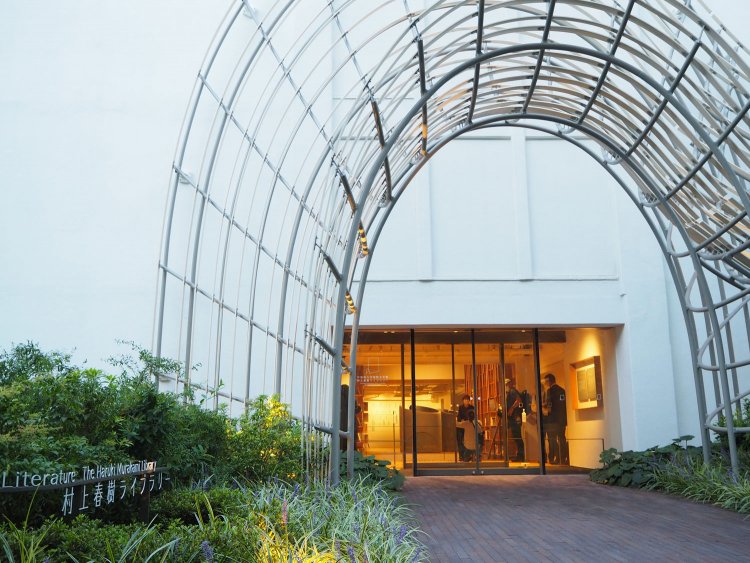 建物の設計は隈研吾によるもの。