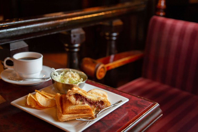 ホットサンド片手にタイムスリップ！？浅草のレトロ喫茶店『ローヤル珈琲店』