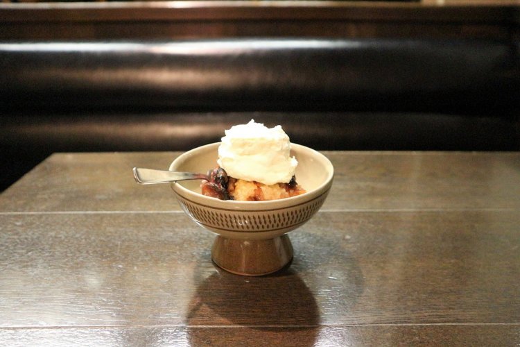 前のオーナーからレシピを受け継いだ、焼きリンゴ700円。日下さんは50年の付き合いだという。