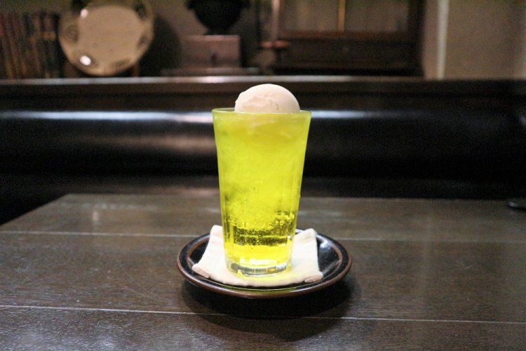 鮮やかな色合いが印象的なクリームソーダ750円。