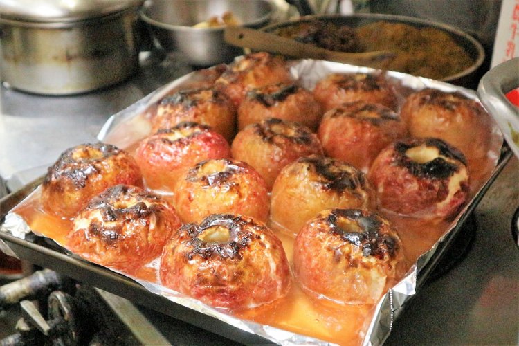 ピーッピーッという音が響き、オーブンから取り出された焼きリンゴ。大きさは美しいほど均一。