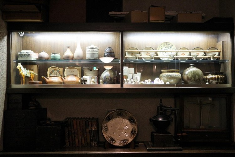 店に飾られた工芸品は、前の店から譲り受けたものや、日下さんの私物が混ざっている。