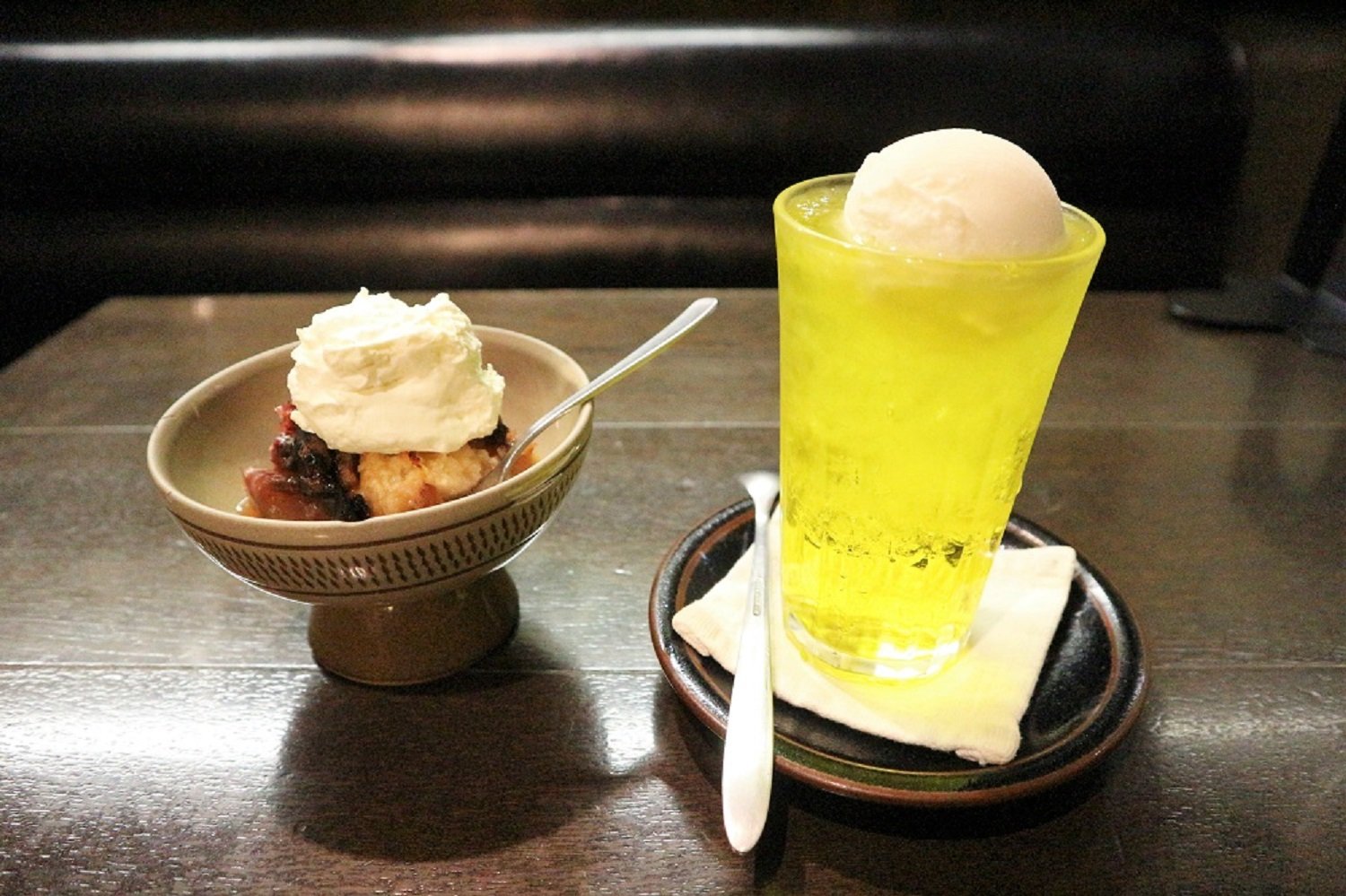 左が数量限定の焼きリンゴ700円。鮮やかな黄色のクリームソーダは750円。