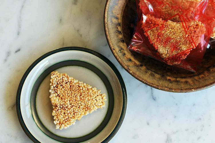 「三角おこげ」5枚入370円。