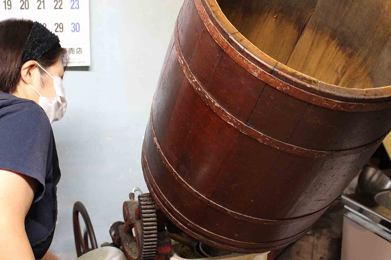 あられに醤油をまぶす樽は今では非常に珍しい木製だ。